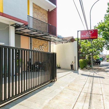 เรดดอร์ซ ชาเรียะห์ ใกล้สถานีรถไฟเปอร์โวซารี Hotel Surakarta  ภายนอก รูปภาพ