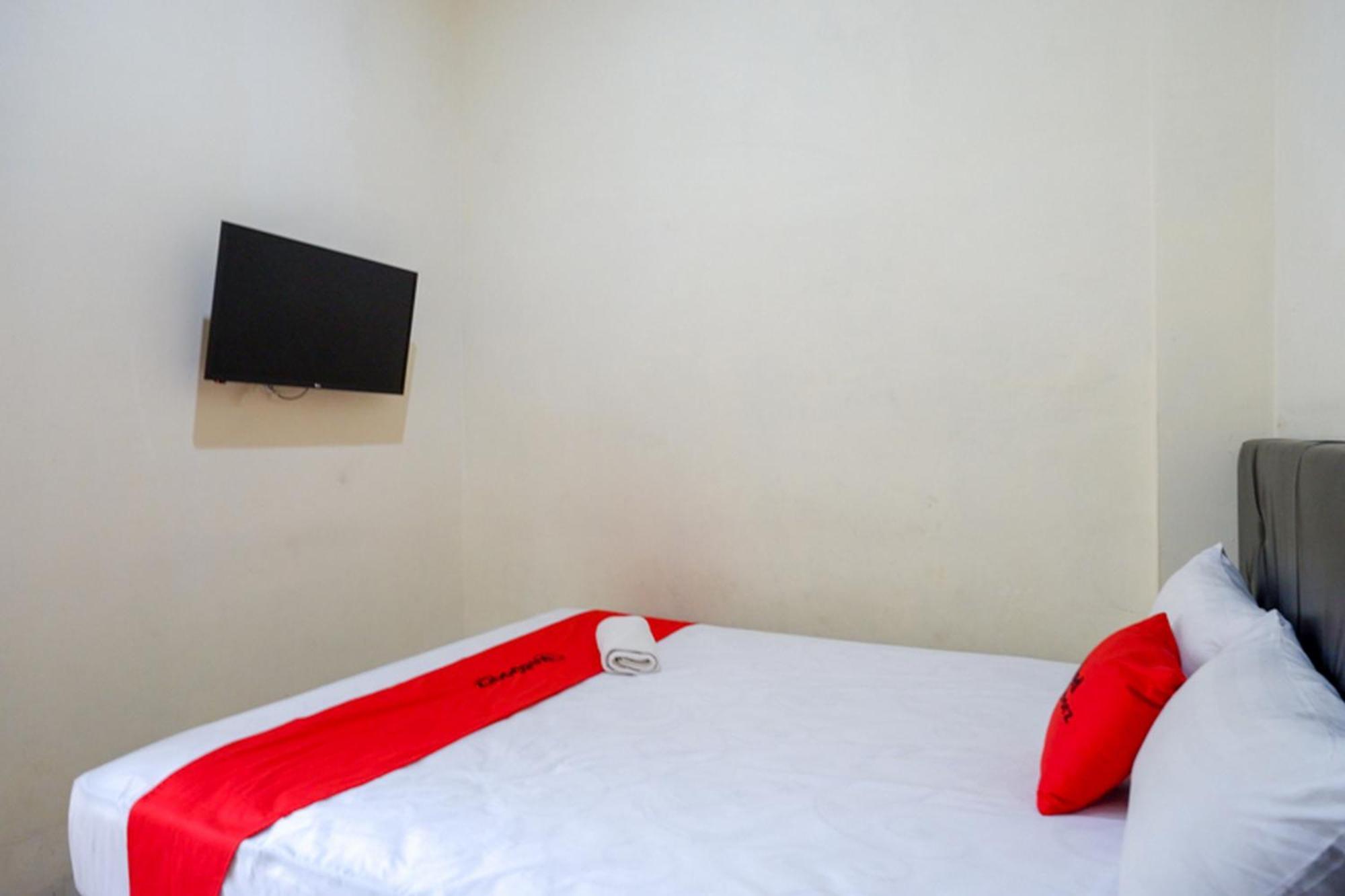 เรดดอร์ซ ชาเรียะห์ ใกล้สถานีรถไฟเปอร์โวซารี Hotel Surakarta  ภายนอก รูปภาพ