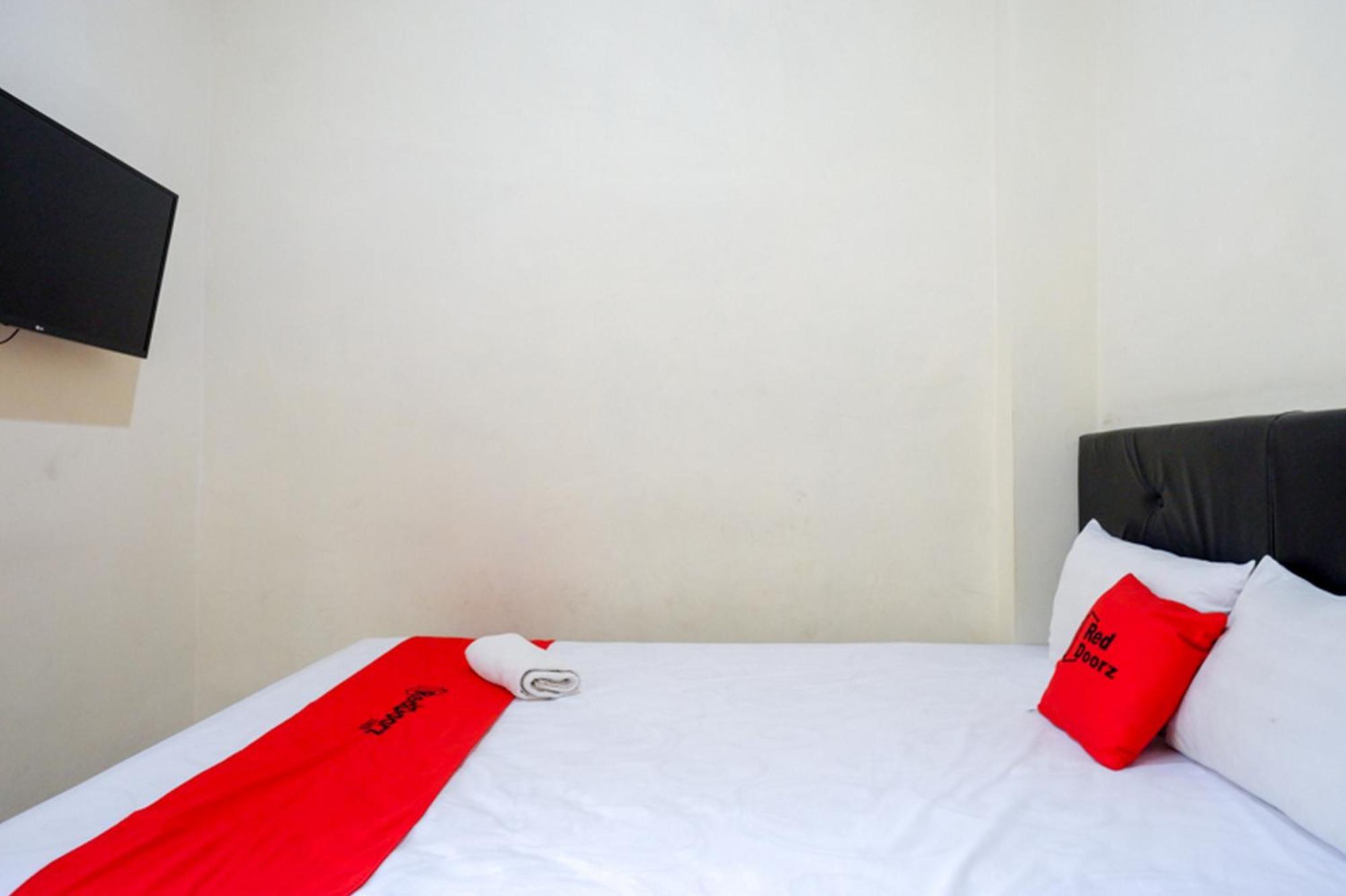 เรดดอร์ซ ชาเรียะห์ ใกล้สถานีรถไฟเปอร์โวซารี Hotel Surakarta  ภายนอก รูปภาพ
