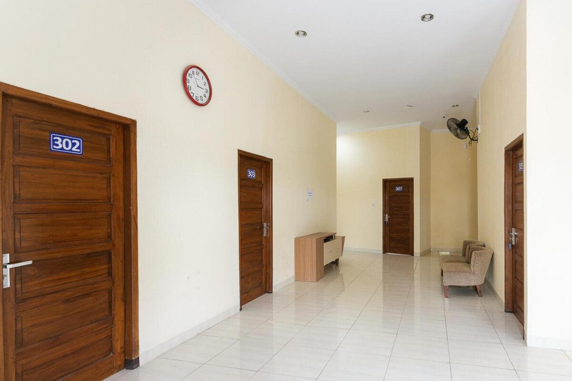 เรดดอร์ซ ชาเรียะห์ ใกล้สถานีรถไฟเปอร์โวซารี Hotel Surakarta  ภายนอก รูปภาพ