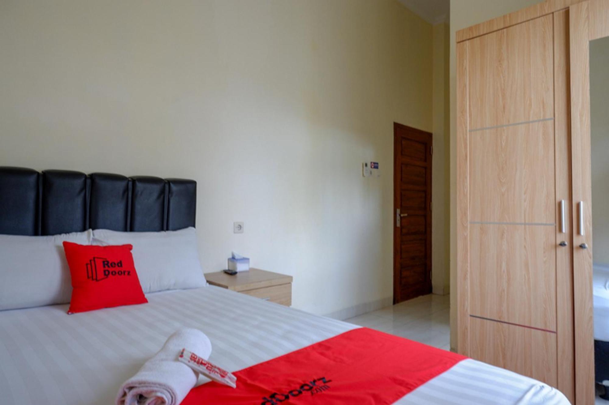 เรดดอร์ซ ชาเรียะห์ ใกล้สถานีรถไฟเปอร์โวซารี Hotel Surakarta  ภายนอก รูปภาพ