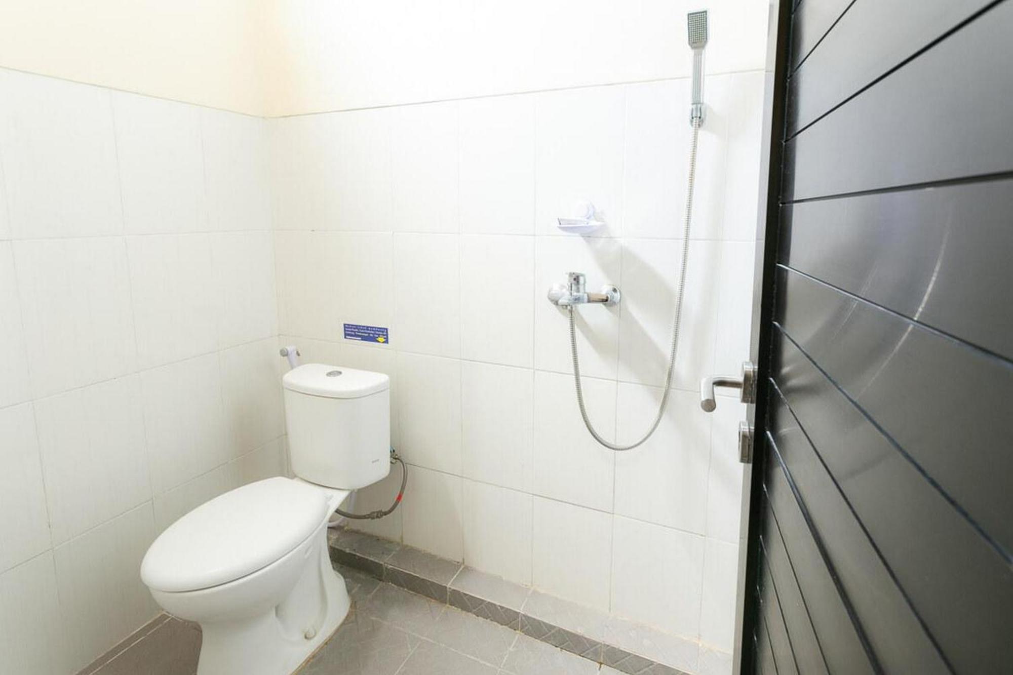 เรดดอร์ซ ชาเรียะห์ ใกล้สถานีรถไฟเปอร์โวซารี Hotel Surakarta  ภายนอก รูปภาพ