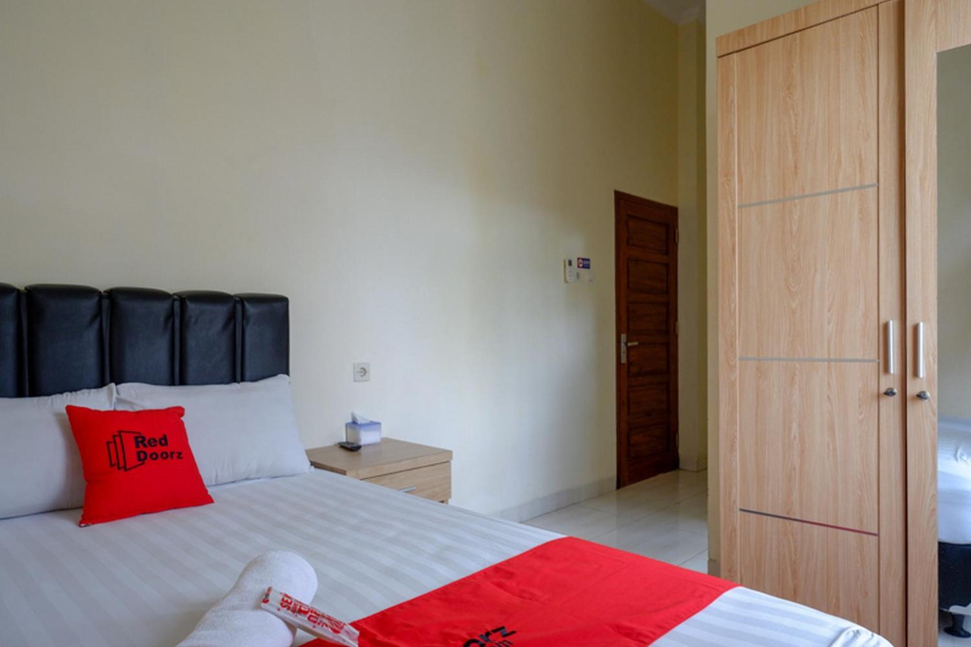 เรดดอร์ซ ชาเรียะห์ ใกล้สถานีรถไฟเปอร์โวซารี Hotel Surakarta  ภายนอก รูปภาพ