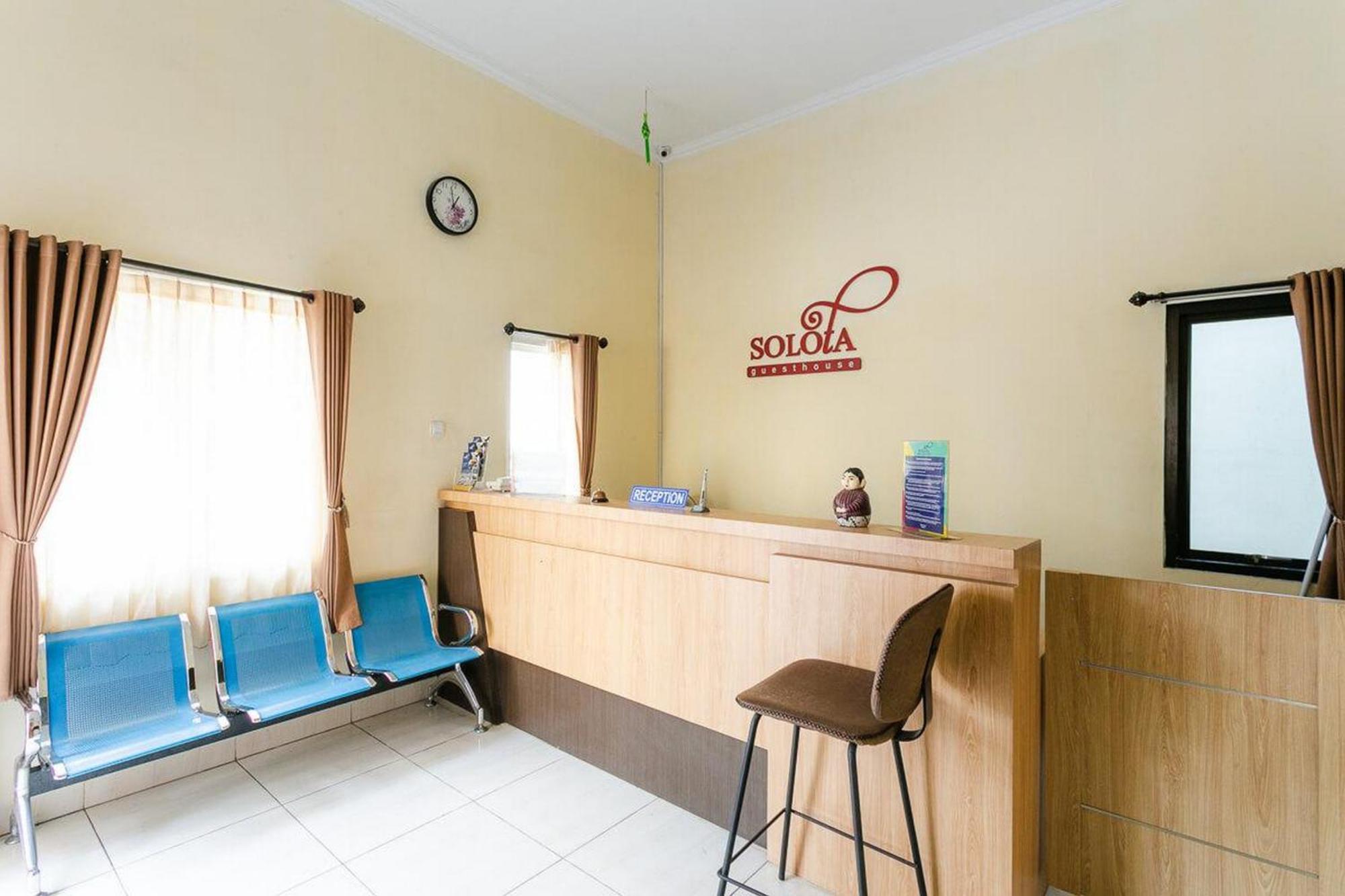เรดดอร์ซ ชาเรียะห์ ใกล้สถานีรถไฟเปอร์โวซารี Hotel Surakarta  ภายนอก รูปภาพ