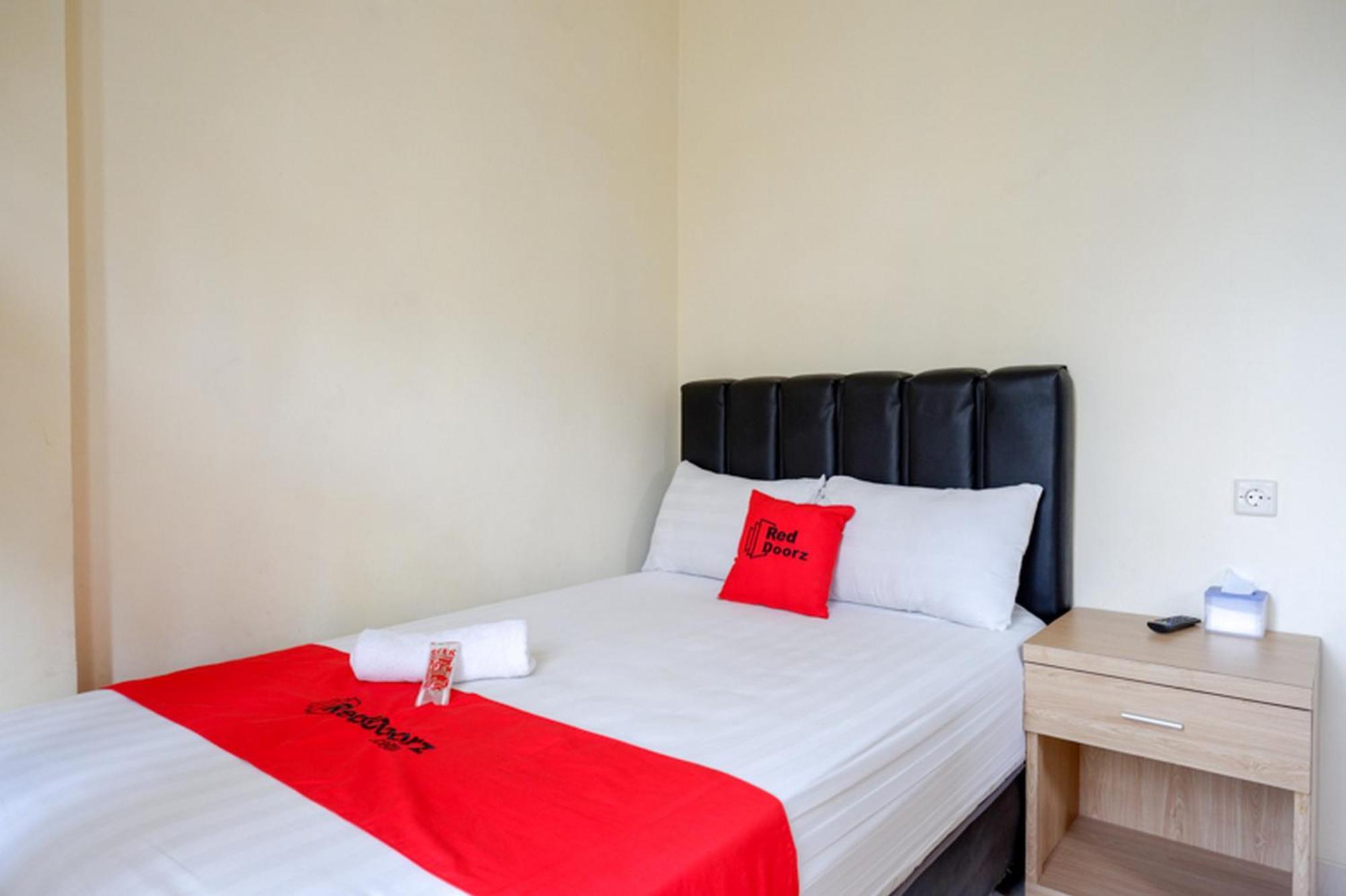 เรดดอร์ซ ชาเรียะห์ ใกล้สถานีรถไฟเปอร์โวซารี Hotel Surakarta  ภายนอก รูปภาพ