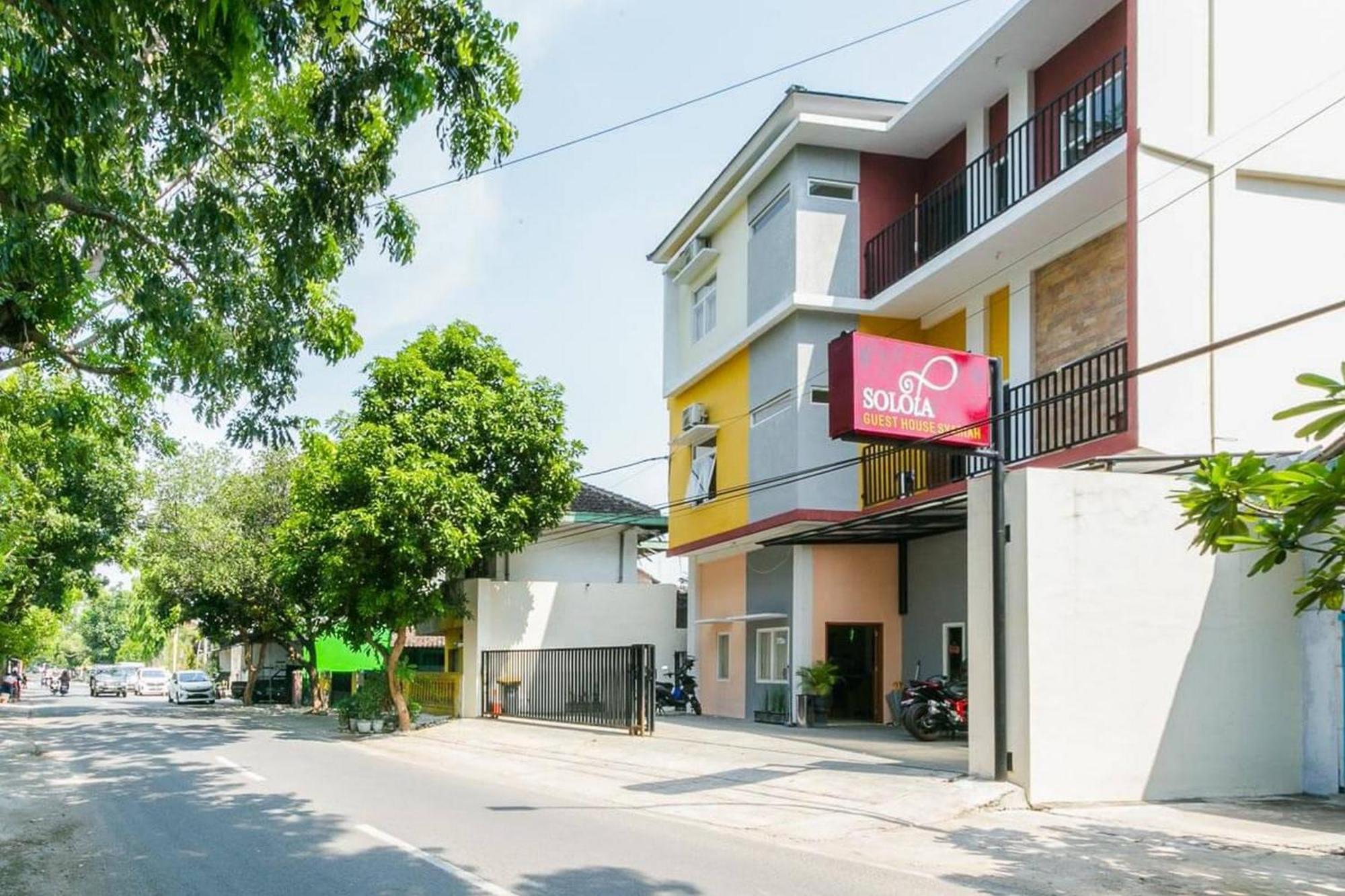 เรดดอร์ซ ชาเรียะห์ ใกล้สถานีรถไฟเปอร์โวซารี Hotel Surakarta  ภายนอก รูปภาพ