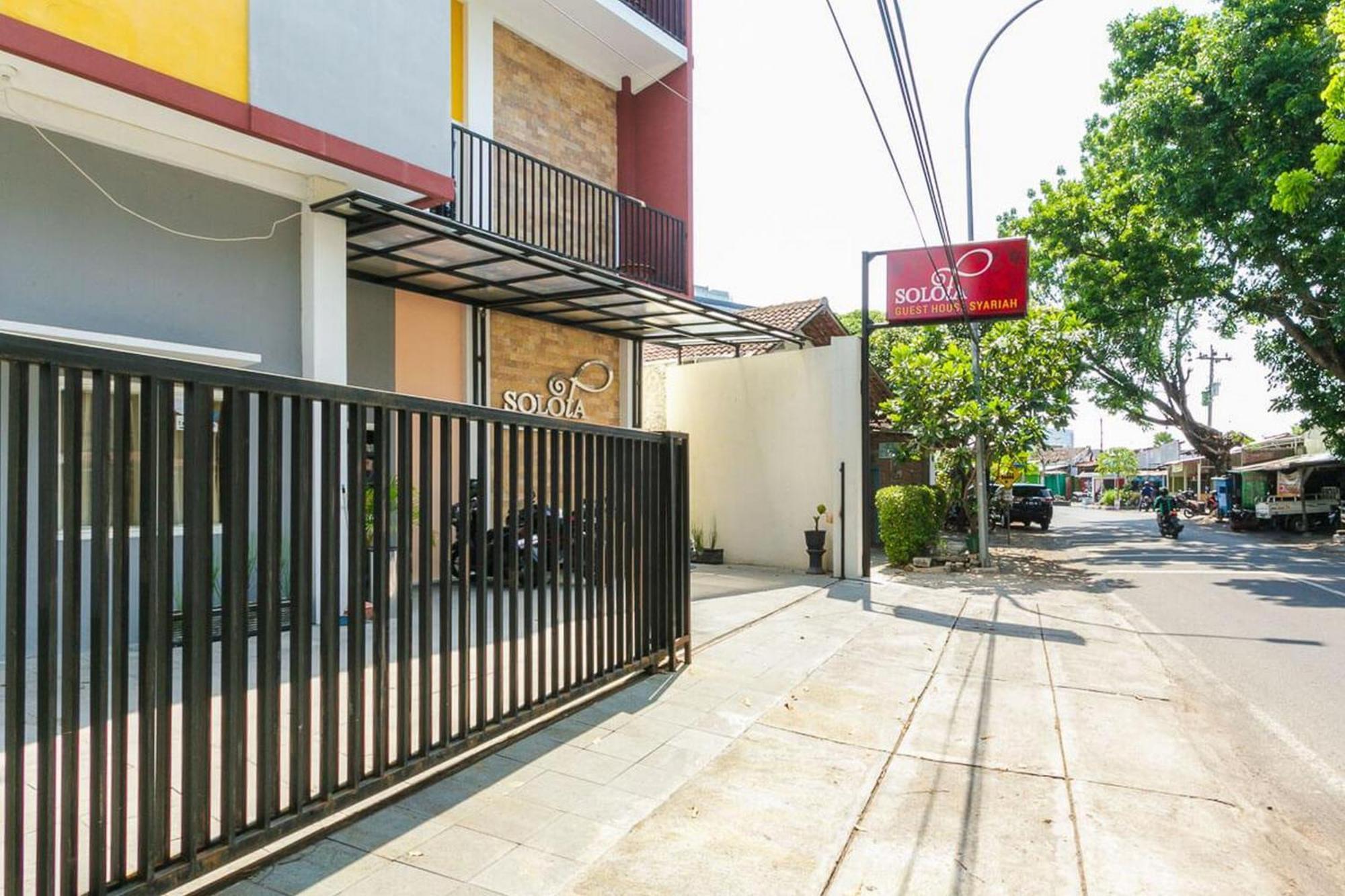 เรดดอร์ซ ชาเรียะห์ ใกล้สถานีรถไฟเปอร์โวซารี Hotel Surakarta  ภายนอก รูปภาพ