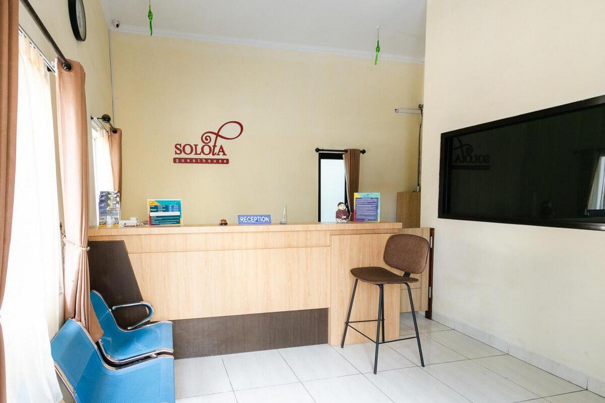 เรดดอร์ซ ชาเรียะห์ ใกล้สถานีรถไฟเปอร์โวซารี Hotel Surakarta  ภายนอก รูปภาพ