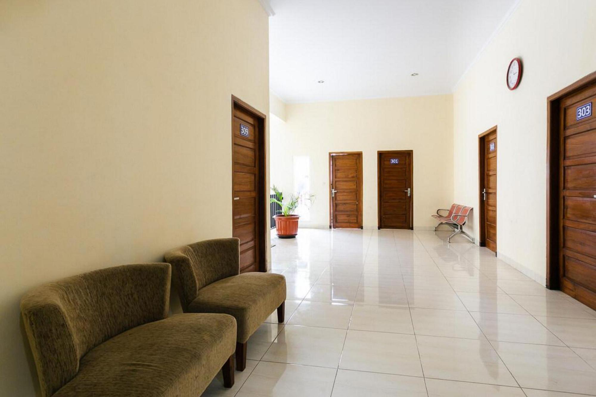 เรดดอร์ซ ชาเรียะห์ ใกล้สถานีรถไฟเปอร์โวซารี Hotel Surakarta  ภายนอก รูปภาพ