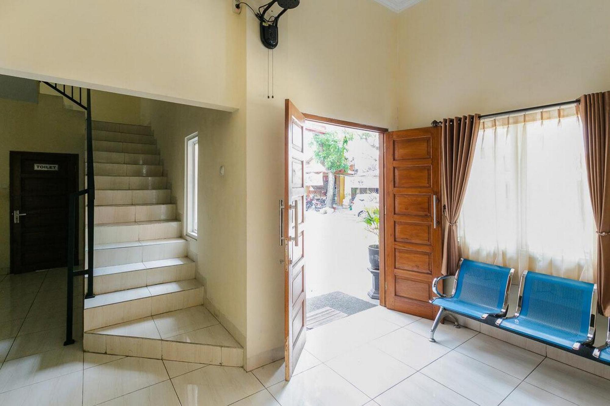 เรดดอร์ซ ชาเรียะห์ ใกล้สถานีรถไฟเปอร์โวซารี Hotel Surakarta  ภายนอก รูปภาพ